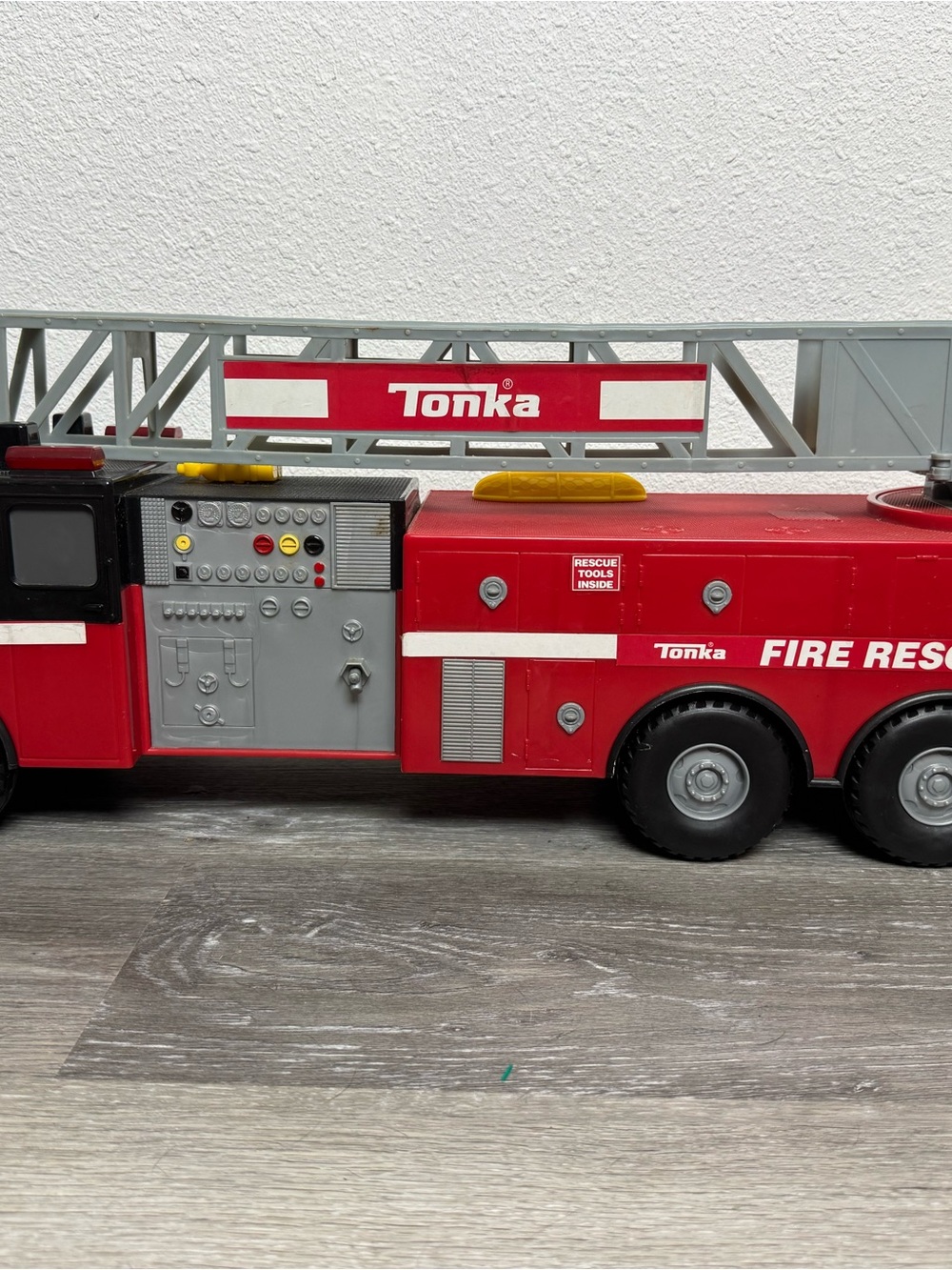 Vintage Tonka Supersized Fire Rescue Truck 308 w/ Ladder & working lights #05786